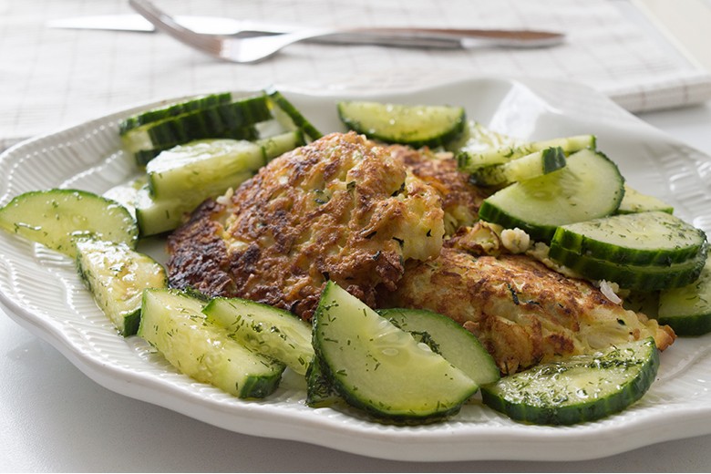 Reis-Zucchini-Puffer mit Gurkensalat
