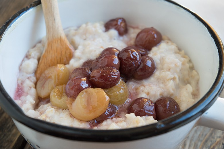 Milchreis mit Sauerkirschen und Stachelbeeren