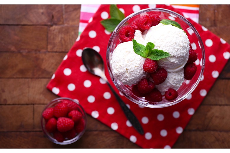 Kokos-Joghurt-Eis mit Himbeeren