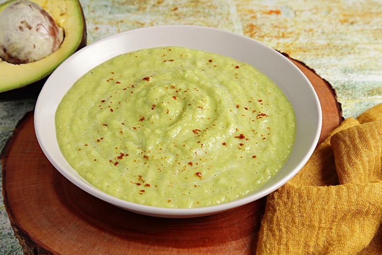 Kalte Erbsensuppe mit Avocado