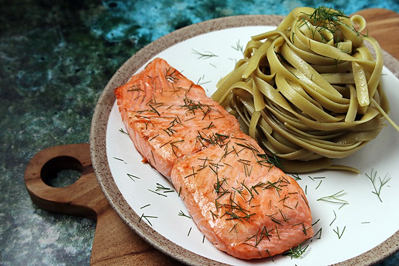 Lachsfilet mit grünen Nudeln