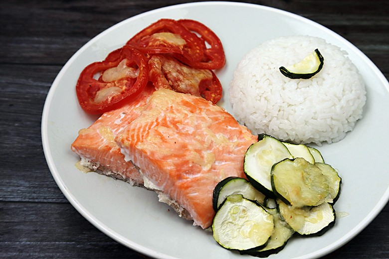 Lachsfilet mit Zucchini und Tomaten