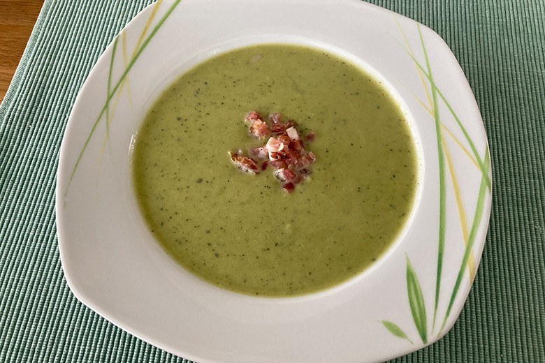 Cremige Erbsensuppe mit Zucchini
