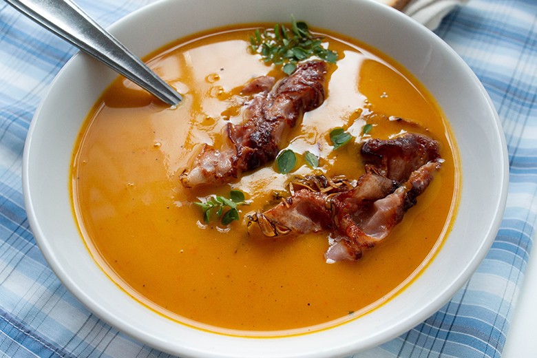 Kürbissuppe mit Sellerie und Speck
