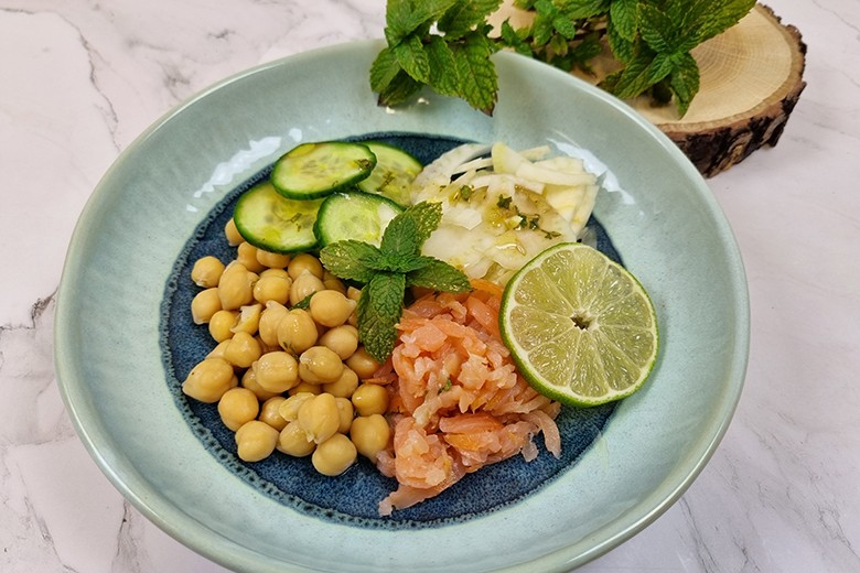 Kichererbsen-Bowl mit Lachs