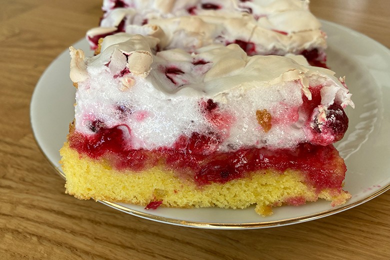 Johannisbeerkuchen vom Blech mit Baiser und Rührteig