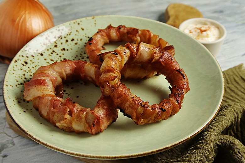 Onion Rings mit Bacon