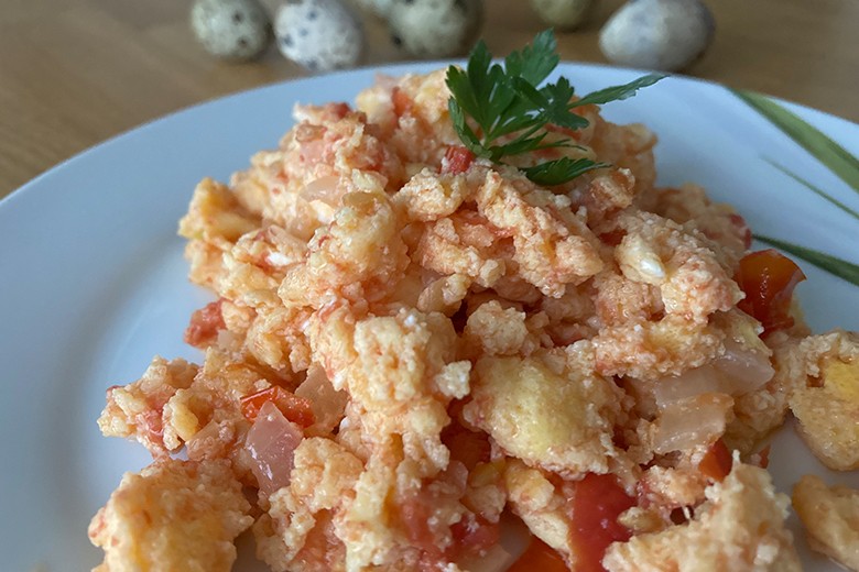 Wachteleier Rührei mit Tomate