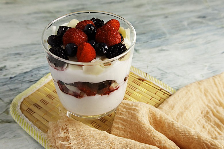 Kokoscreme mit frischen Beeren