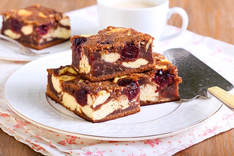 Käsekuchen Brownies mit Kirschen