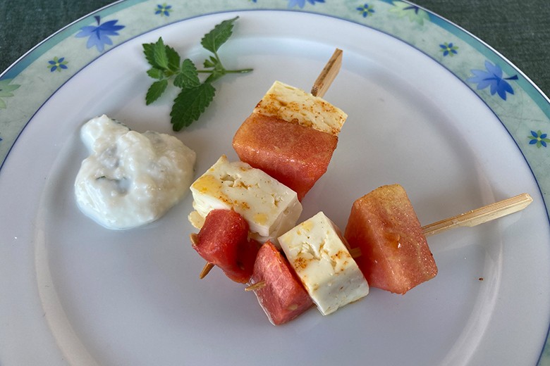 Melonen-Grillspieße mit Kokos-Minz-Dip