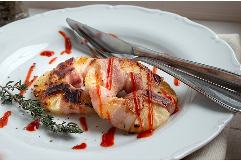 Gegrillte Ananas im Speckmantel