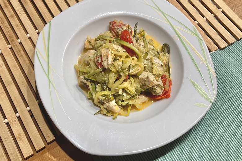 Zucchini Zoodles mit Hähnchen