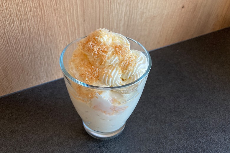 Kokoscreme mit Pfirsichen