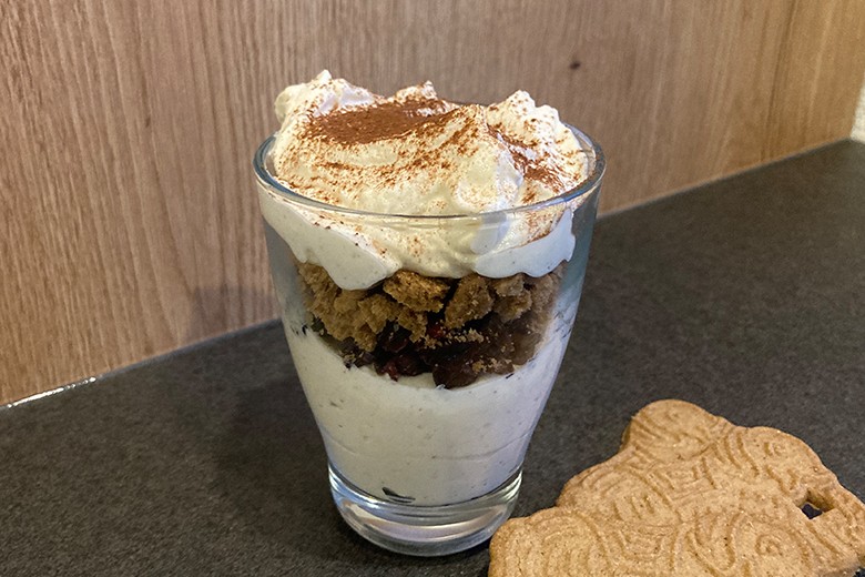 Spekulatius-Dessert mit Cranberrys