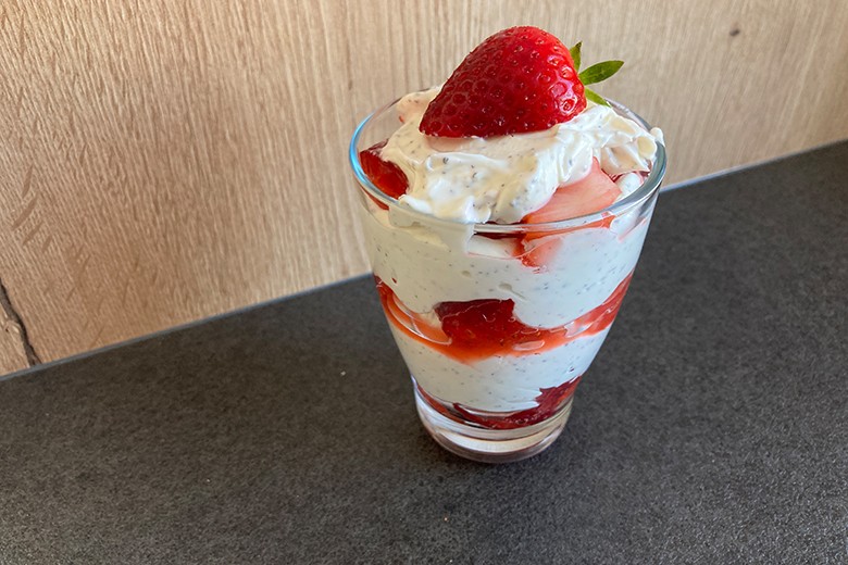 Mascarponecreme mit Erdbeeren und Mohn