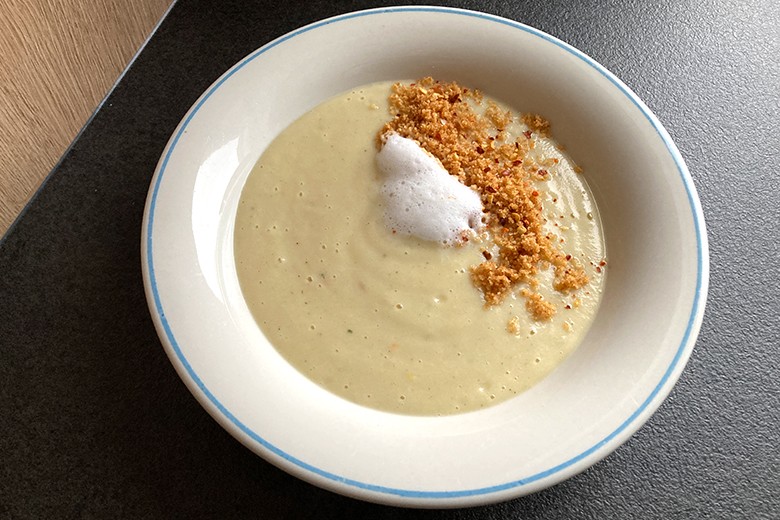 Blumenkohlsuppe mit Rosmarinschaum
