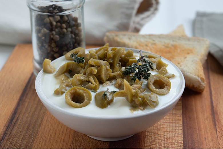 Veganer Frischkäsedip mit Oliven
