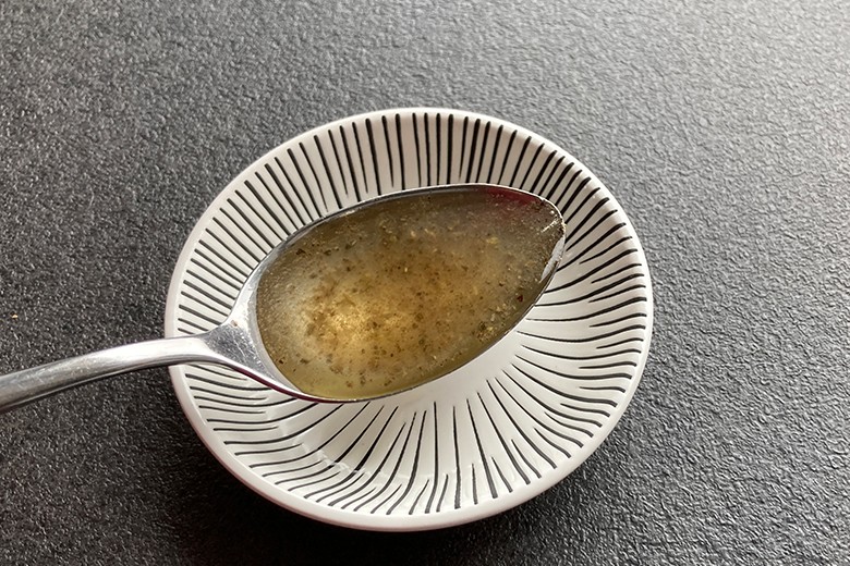 Einfache Kräutermarinade mit Distelöl