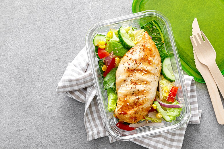 Gebratene Hühnerbrust mit buntem Salat