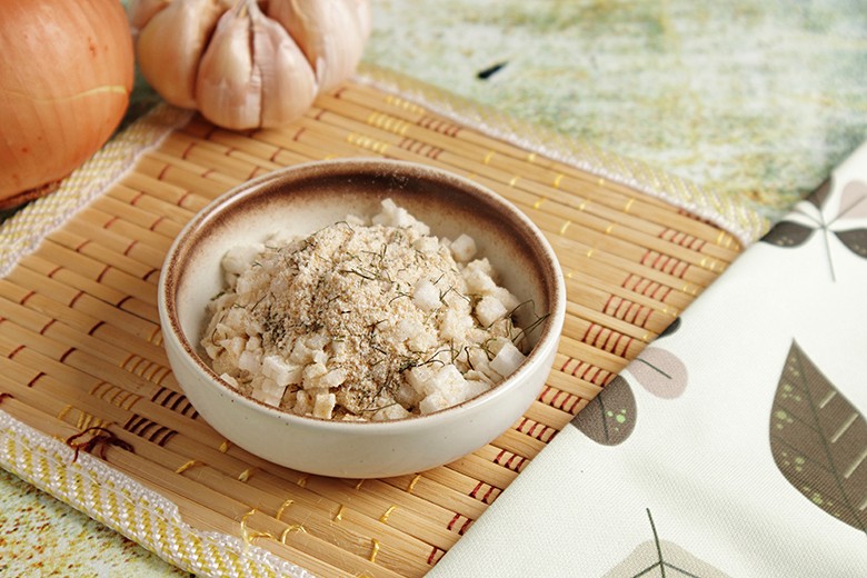 Kräutersalz mit Knoblauch, Zwiebeln und Dill