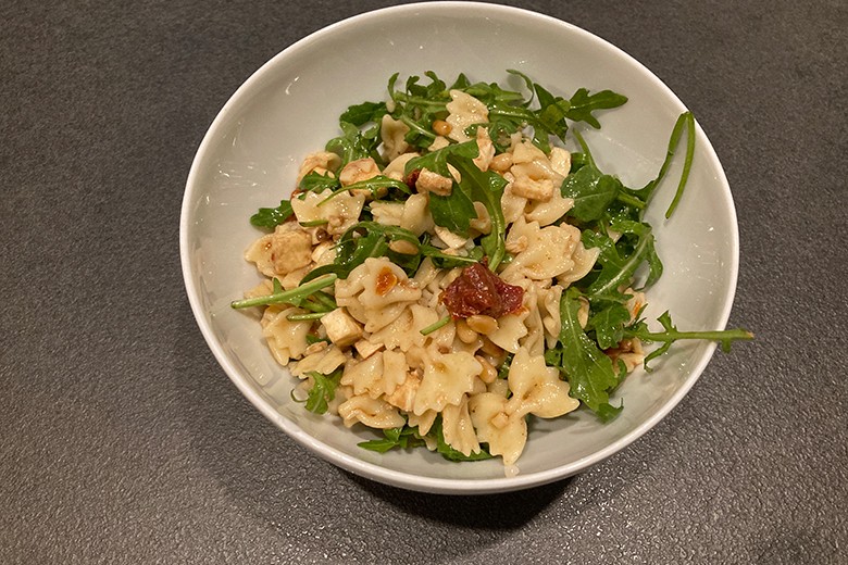 Mediterraner Salat mit getrockneten Tomaten