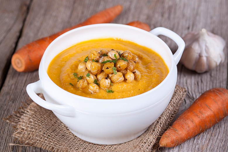 Möhrensuppe mit Kichererbsen