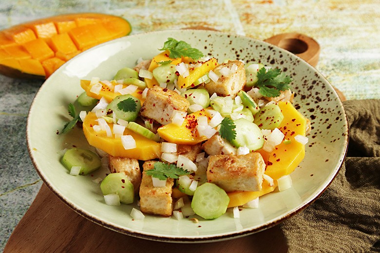 Gebratener Tofu mit Gurken-Mango-Chili-Salat