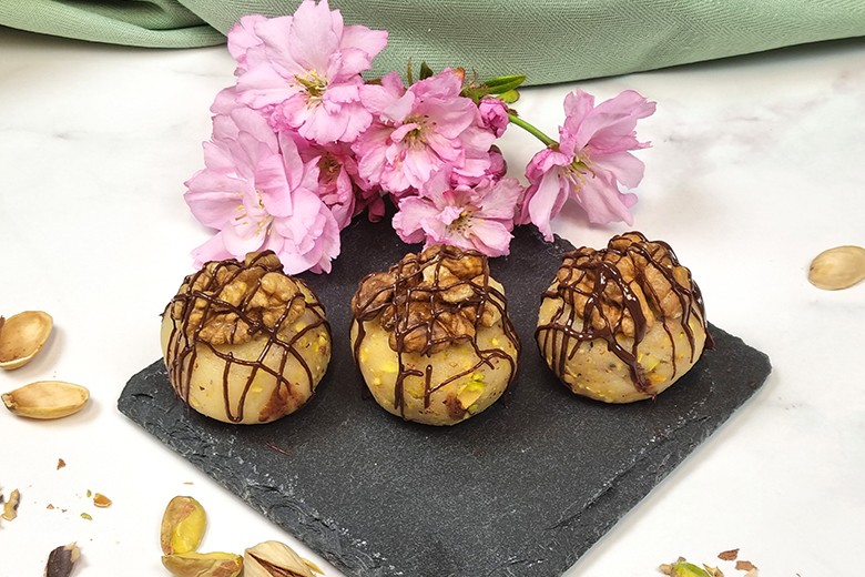 Marzipan-Pralinen mit Pistazien und Walnüssen