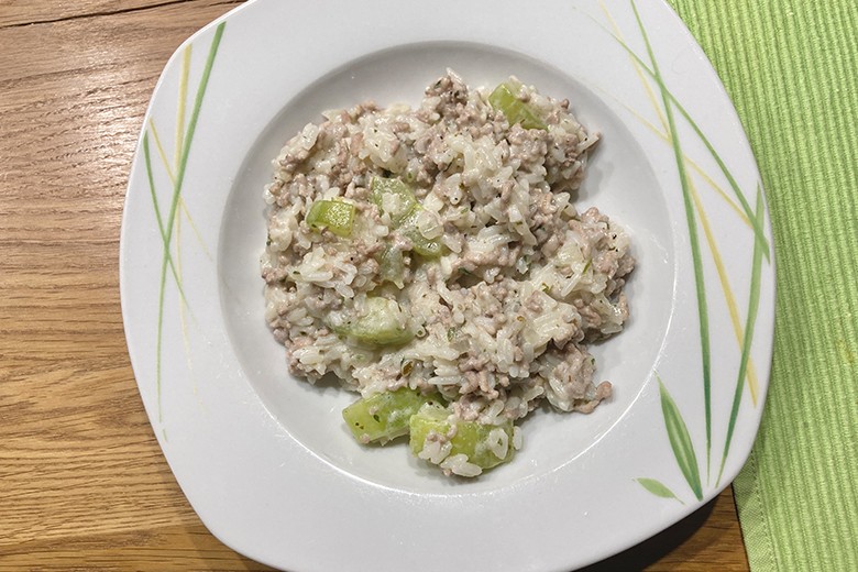 Reispfanne mit Hackfleisch und Schmorgurken