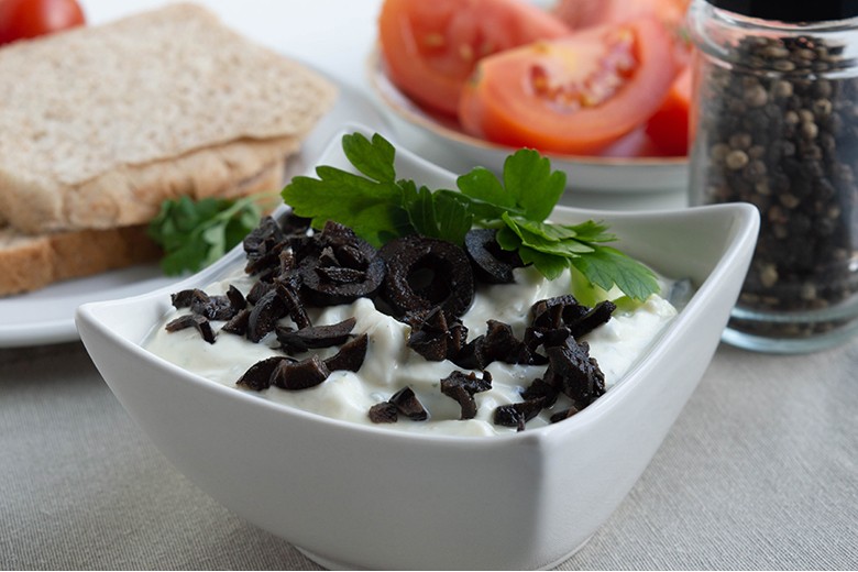 Knoblauch-Feta-Dip mit Kräutern