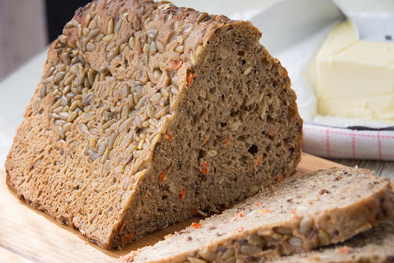 Möhren-Sonnenblumenkernbrot