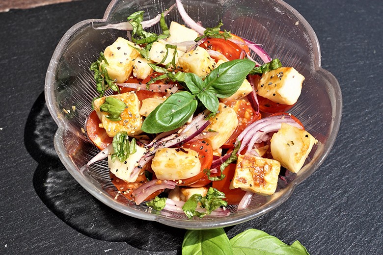 Tomaten-Halloumi-Salat