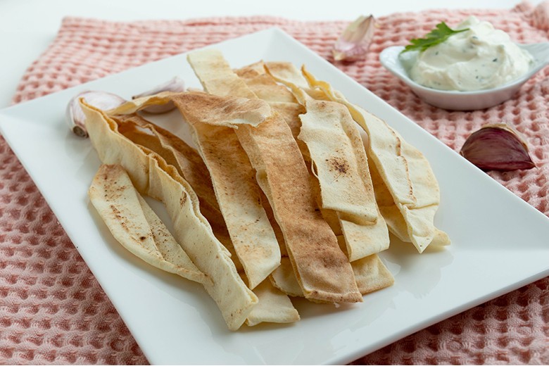 Fladenbrot-Sticks mit Knoblauch-Minz-Dip