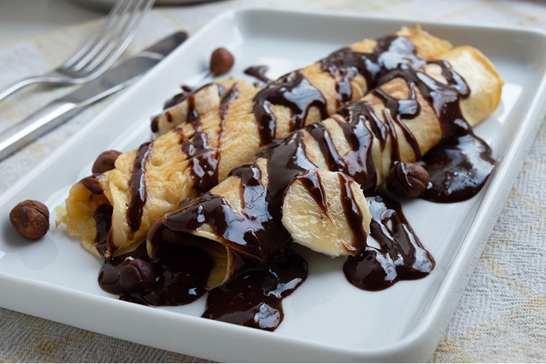 Pfannkuchen mit Nuss-Nougat-Sauce