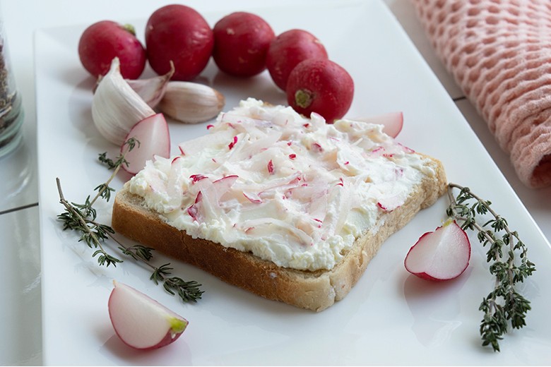 Brot mit Radieschenquark