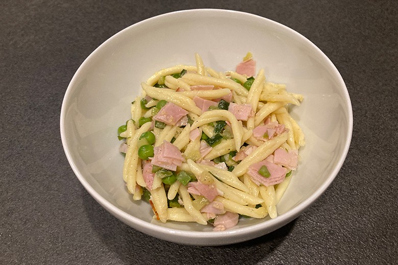 Nudeln mit Schinken und Gemüse