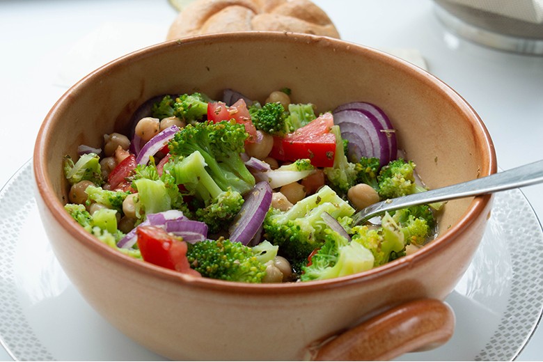 Brokkoli-Kichererbsen-Salat