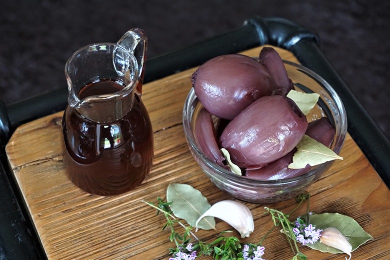 Eingelegte Zwiebeln in Rotwein