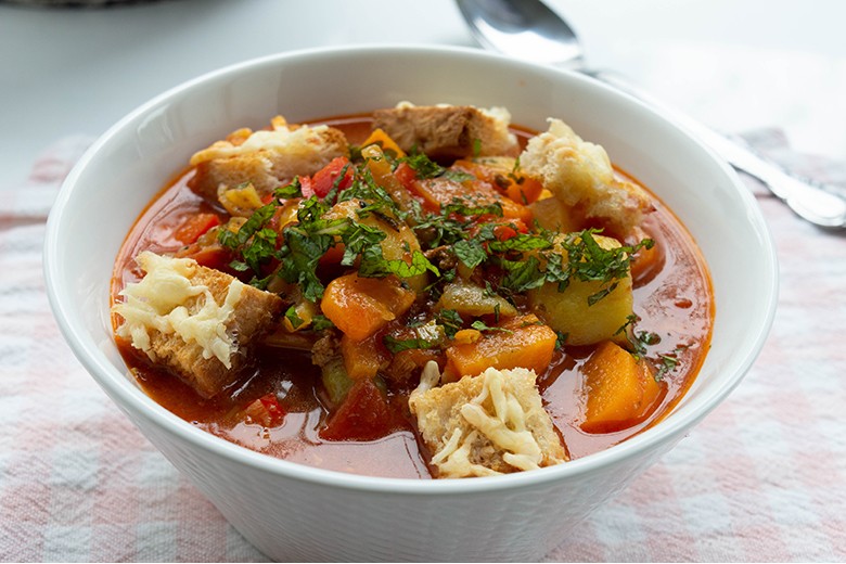 Nudeleintopf mit Gemüse und Hackfleisch