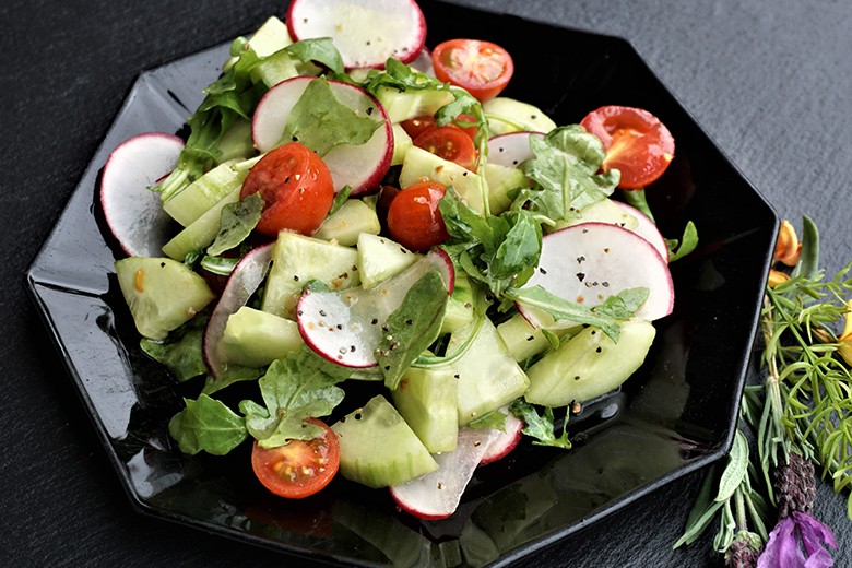 Gurkensalat mit Tomaten und Radieschen