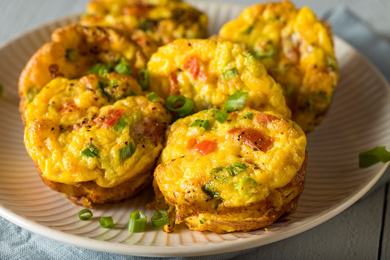 Frühstücksmuffins mit Ei und Tomate