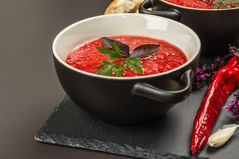 Chili-Tomatensuppe mit Kräutern