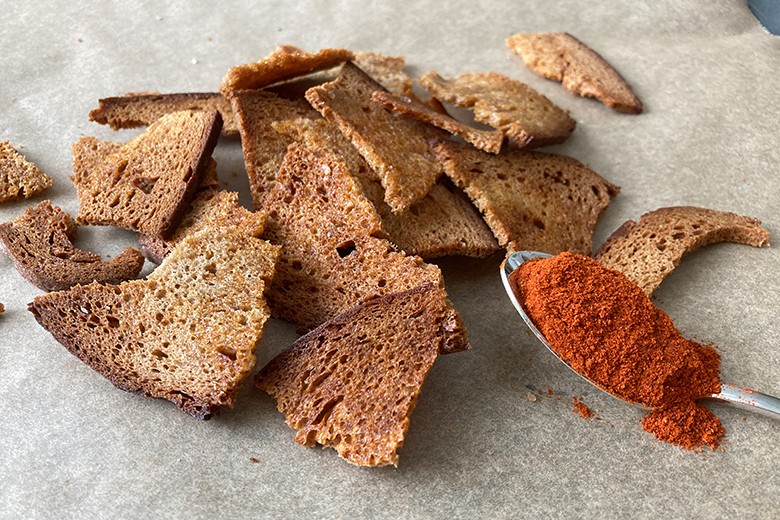 Würzige Brotchips selber machen