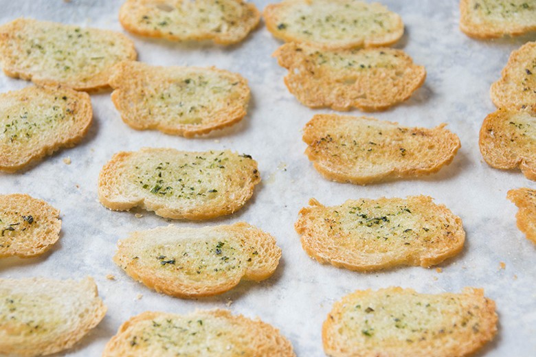 Brotchips mit Oregano-Meersalz