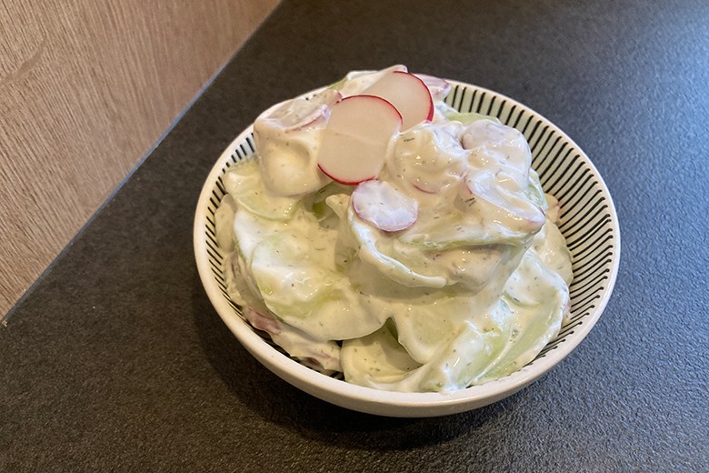 Gurkensalat mit Radieschen und Dill