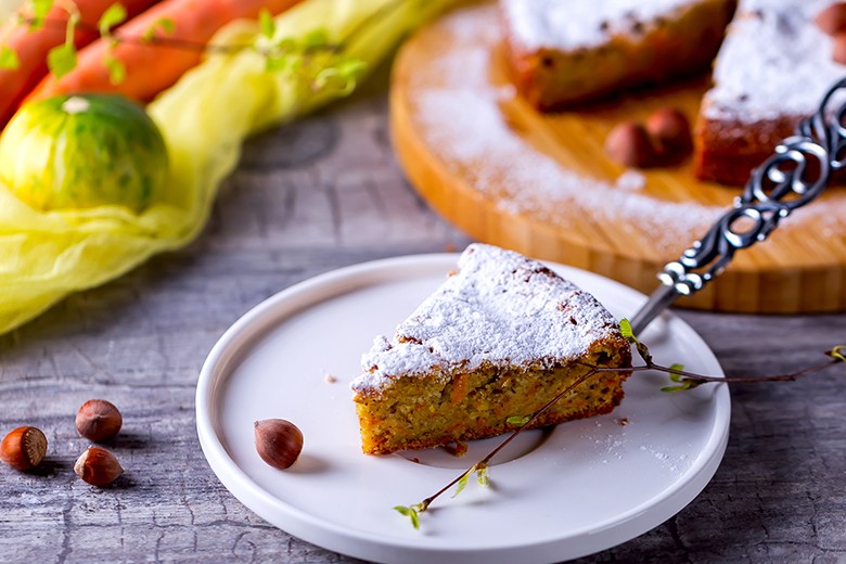 Veganer Möhrenkuchen mit Haselnüssen