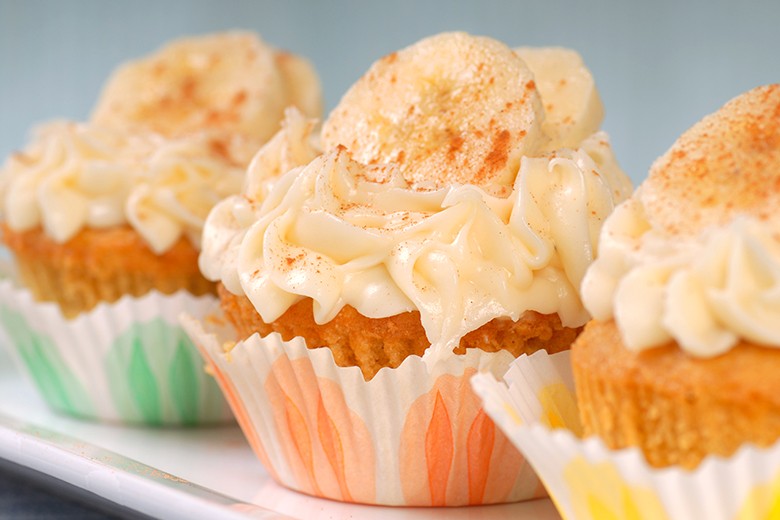 Bananen-Cupcakes mit Vanille-Zimt-Topping