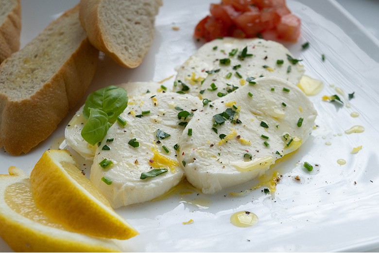 Zitronen-Mozzarella mit Kräutern
