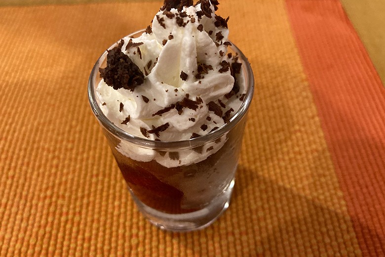 Schwarzwälder-Kirsch-Dessert im Glas